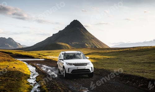 Preview: 2019, Iceland, White Landrover in terrain