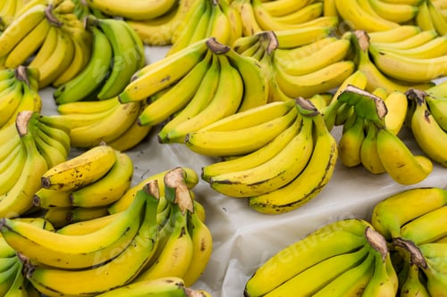 Vista previa: Venta de plátanos en la frutería del mercado