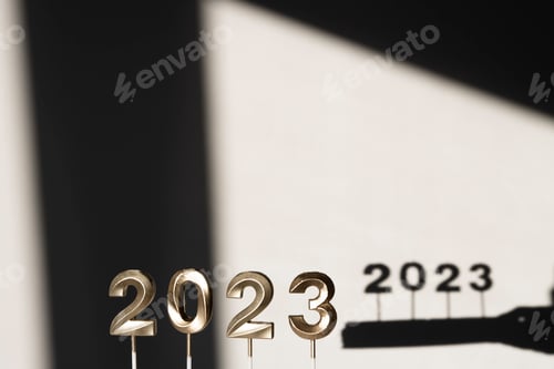 Visualização: Fundo festivo abstrato com números dourados 2023 com sombra e luz solar.