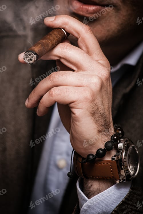 Preview: smokoing cigar