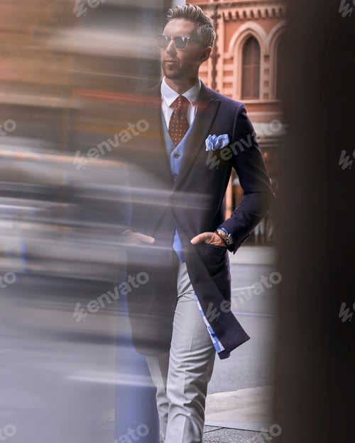 Preview: Fashion blogger Steve Tilbrook walking in the city