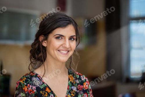 Preview: Young woman looking to the camera at home with copy space