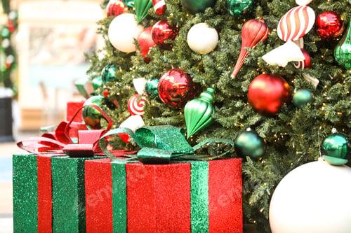 Preview: Here’s the second version of the glittery presents and the Christmas tree
