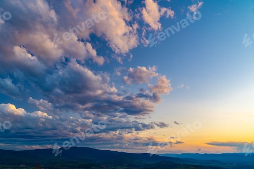 Vorschau: Malerischer Blick auf das Shenandoah Valley, Virginia unter einem wunderschönen bewölkten Himmel bei Sonnenuntergang