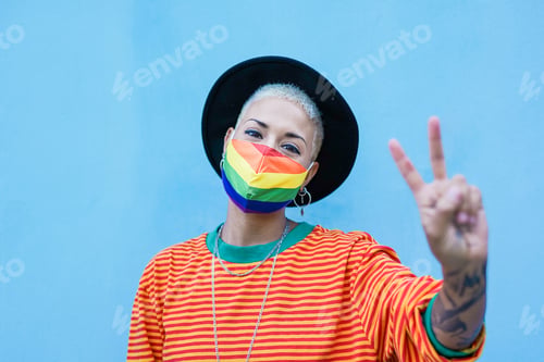 Preview: Cheerful hipster girl wearing protective face mask and doing peace gesture with hand