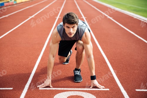 Preview: Portrait of the sportsman ready to run