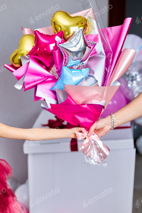 Preview: Congratulates the birthday girl and gives her a multicolored bouquet of ballons
