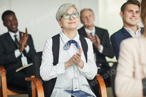 Preview: Group of business people applauding