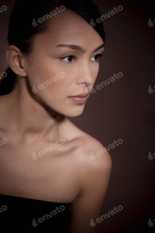 Preview: Beautiful dark haired woman