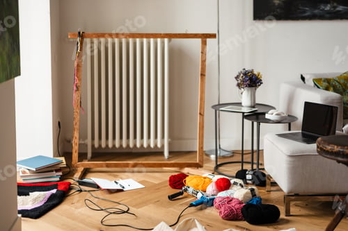 Preview: Photo of workplace rug master with frame and threads at home