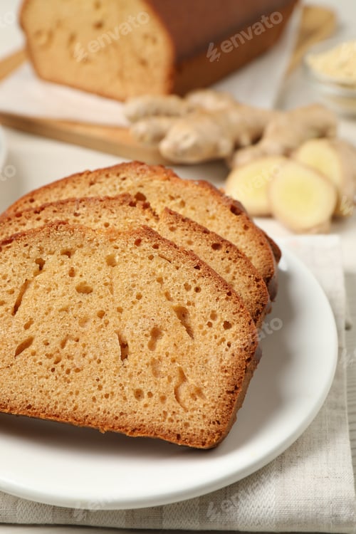 Preview: Slices of delicious gingerbread cake served on plate, closeup