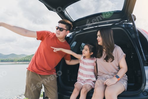 Vista previa: Vacaciones de verano. Familia feliz disfrutando de un viaje con su coche favorito.