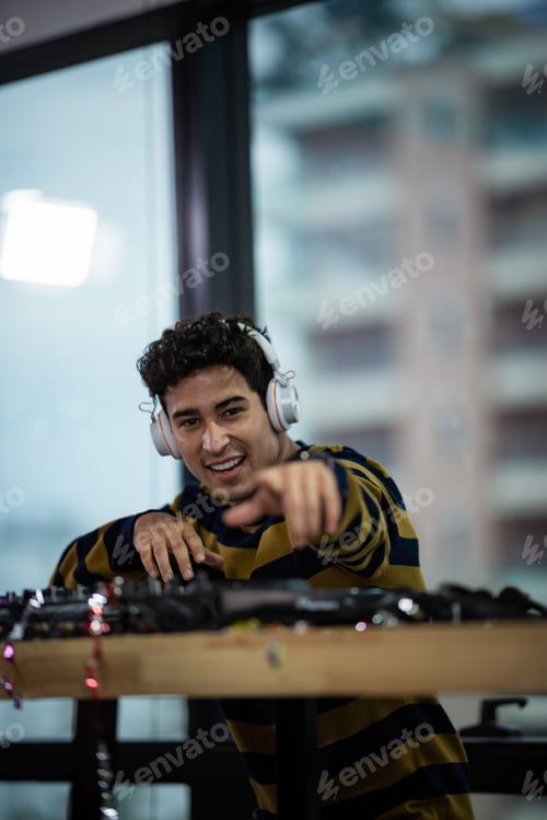 Preview: Young business people have fun at a New Year's party 2020