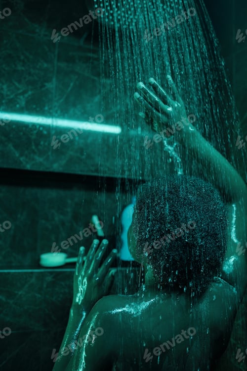 Visualização: Mulher se lavando no chuveiro