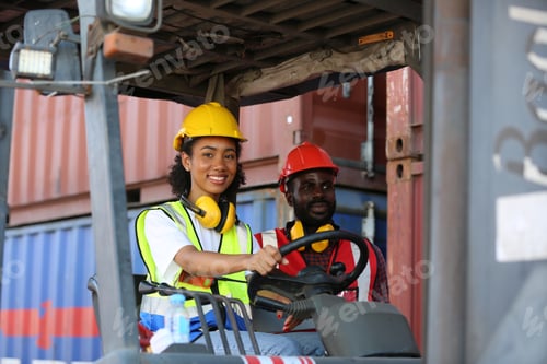 Preview: industry worker control loading containers in the container terminal