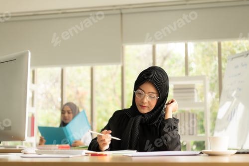 Preview: arabic businesswoman wearing hijab Work in the office