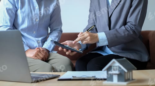 Preview: Real estate agents offer sale home insurance is talking to clients about buying home insurance