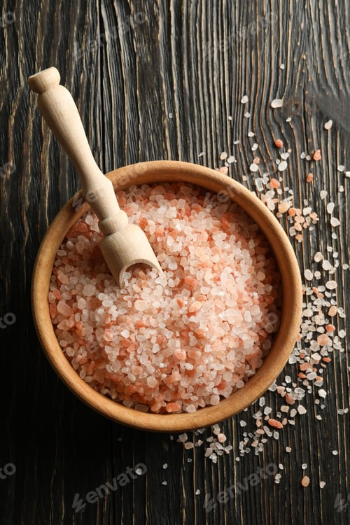 Preview: Bowl of pink himalayan salt and scoop on wooden table