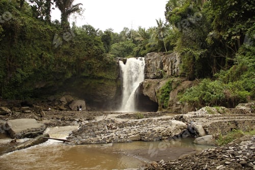 Preview: A giant waterfall next to the village of Ubud in Bali