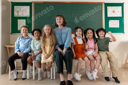 Visualização: Retrato de estudante de diversidade sentado na cadeira com o professor na escola.