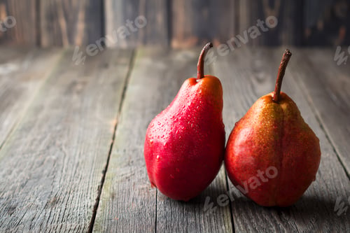 Preview: Red sweet juicy pears on a dark background. Selective fokus.Rustik style