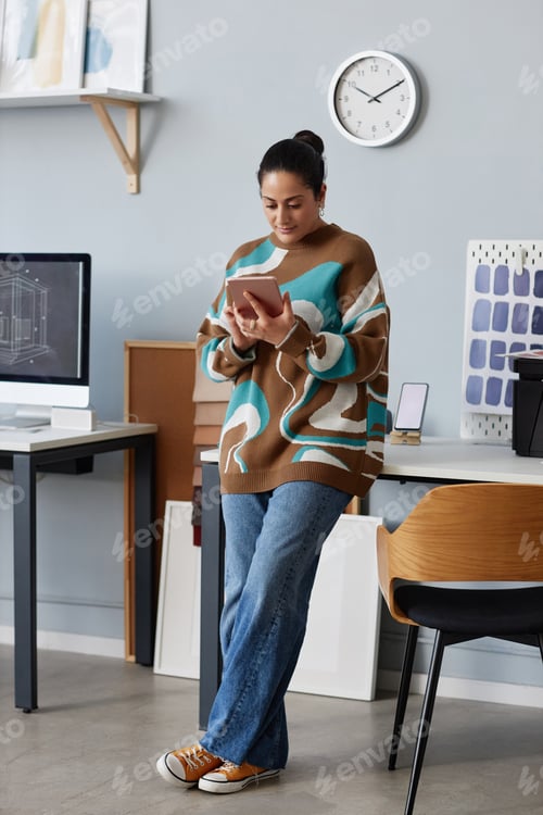 Preview: Young woman working on tablet pc