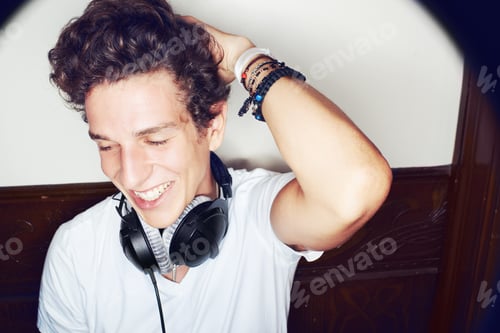 Preview: Trendy young DJ