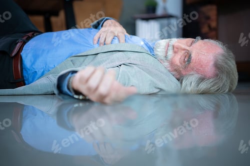 Preview: An elderly businessman fell to the floor with sudden heart failure at work