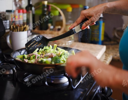 Preview: cooking beef and broccoli stir-fry in hot pain inside home kitchen
