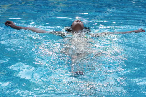 Preview: A woman swimming in the pool