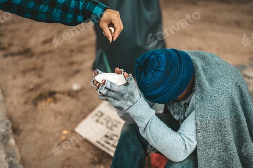 Preview: Beggars wrapped in cloth and then put on a hat and sat down beside the street.