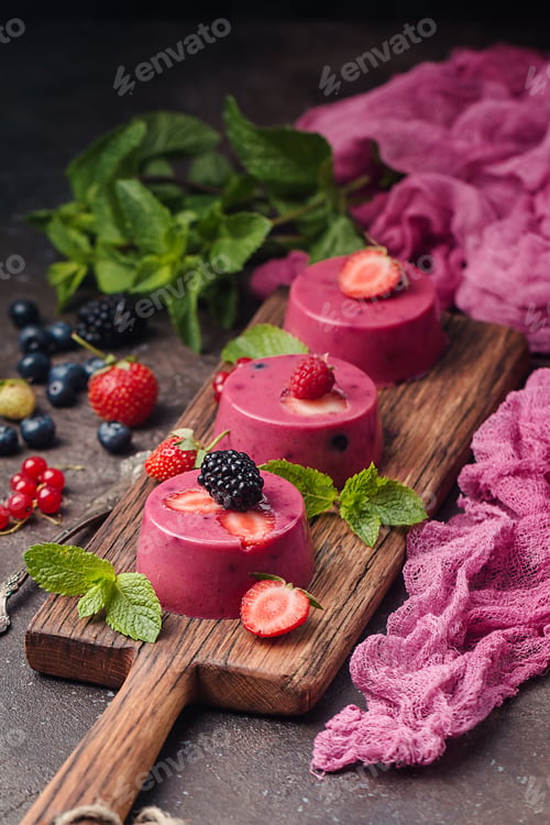 Preview: Summer dessert with berries