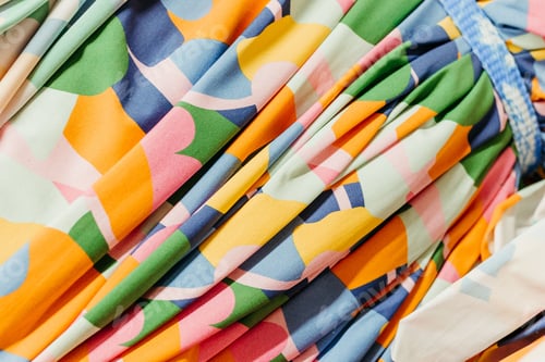 Vista previa: Primer plano de una tela vibrante y multicolor con una variedad de tonos y patrones