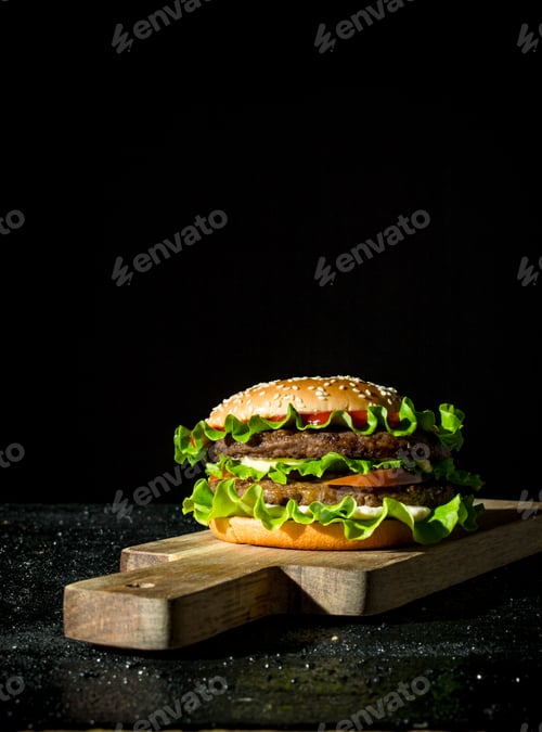 Preview: Burger with beef and vegetables.