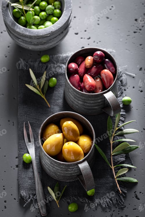 Preview: Green and black olives as a summer snack.