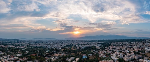 Vorschau: Panoramablick der Drohne in Athen Griechenland vom Penteli-Berg