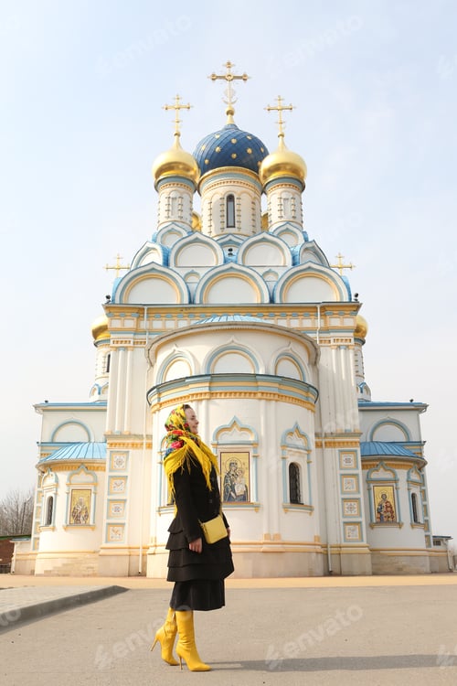Vista previa: Russian Woman In Vintage Pavlovo Posad Shawl. Temple Of The Icon Of Mother Of God "Undying Color"