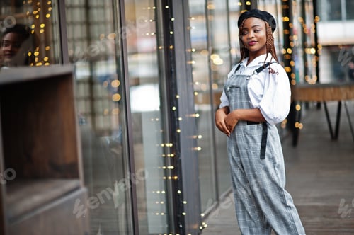 Preview: Black beret woman