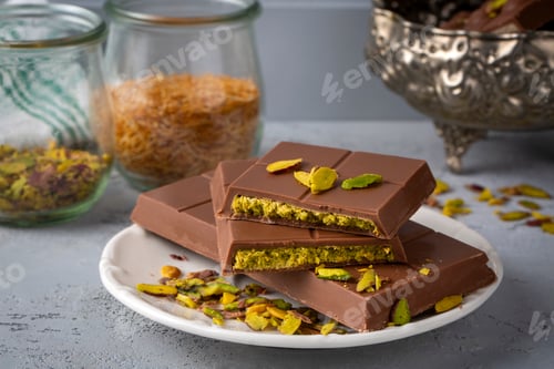 Vorschau: Dubai-Schokolade, Milchschokolade gefüllt mit Erdnussbutter und Kunefe