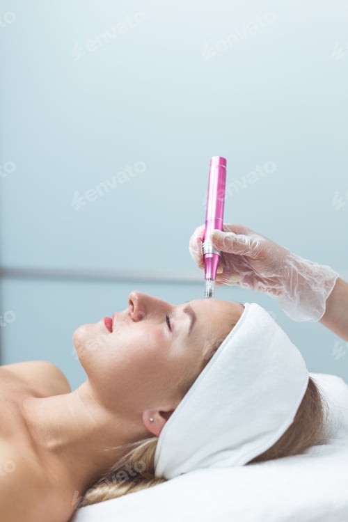 Preview: Woman having facial treatment in beauty salon, closeup. Oxy derma therapy