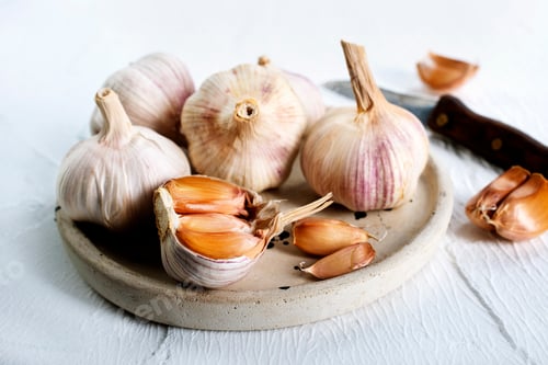 Preview: Garlic Cloves and Bulb on vintage clay plate