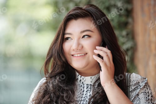 Vista previa: Mujer feliz hablando por teléfono