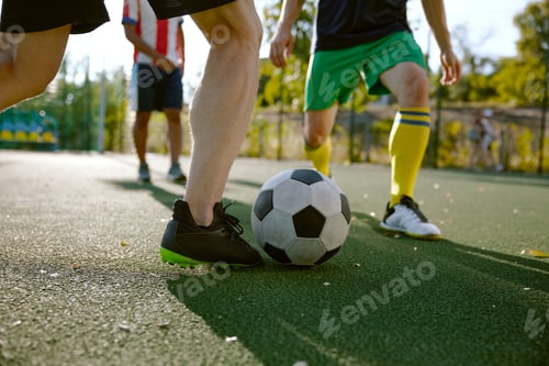 Vista previa: Closeup football player playing ball during training match on field