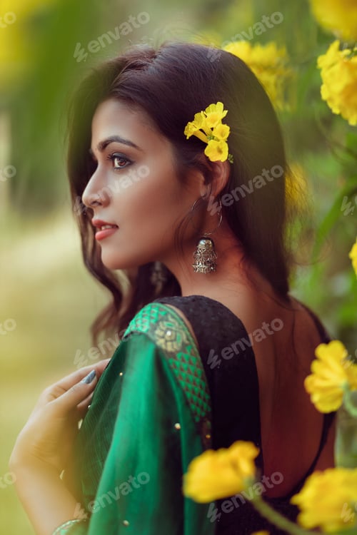 Preview: Beautiful Portrait of Young & Elegant Woman Posing