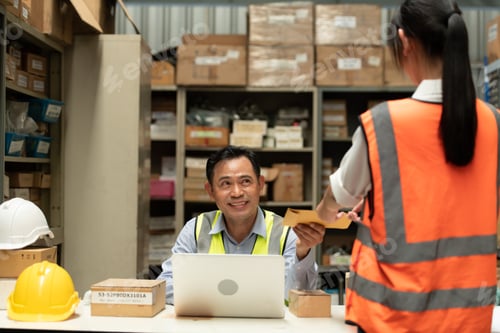 Preview: The warehouse manager gave the female assistant a premium.
