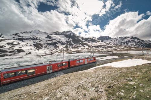Vista previa: Tren rojo de Bernina en el deshielo primaveral