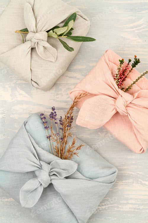 Preview: Zero waste gift wrapping traditional Japanese furoshiki style.