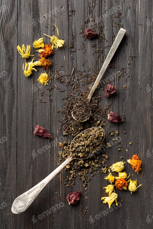 Preview: Dry green and black tea, flower tea on a dark background top view close-up.