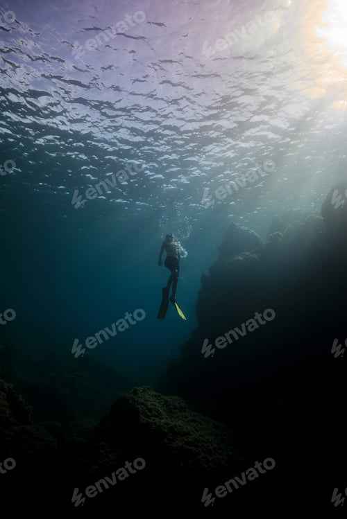 Vista previa: Hombre anónimo flotando bajo el agua