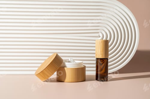 Preview: A fresh face cream in a wooden box and essential oil standing near the white ceramic tray